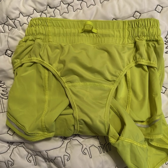 lululemon low rise 4in color: highlight yellow size: 4 💚💛 - Picture 4 of 5